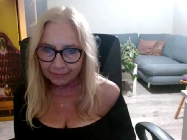 Live sex webcam photo for BlondeSofia #292130174