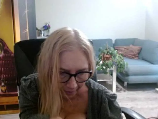 Live sex webcam photo for BlondeSofia #292241573