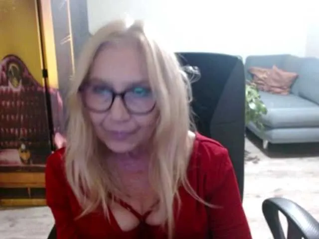 Live sex webcam photo for BlondeSofia #292277044