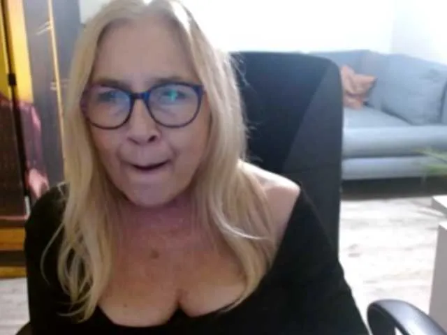 Live sex webcam photo for BlondeSofia #292322673