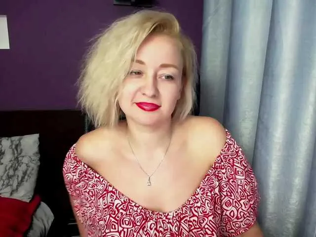 Live sex webcam photo for BlondyMom #271720468