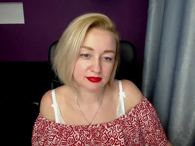 Live sex webcam photo for BlondyMom #271864727