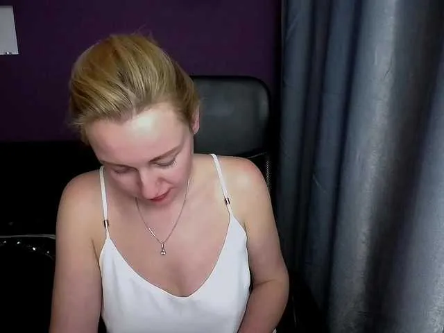 Live sex webcam photo for BlondyMom #272319481