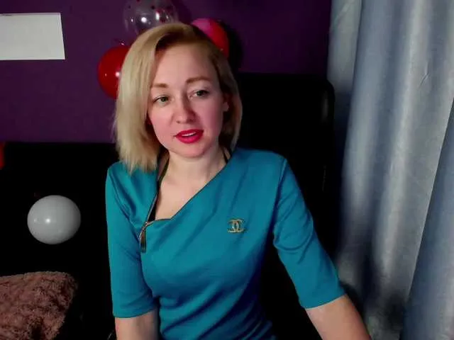 Live sex webcam photo for BlondyMom #272436584