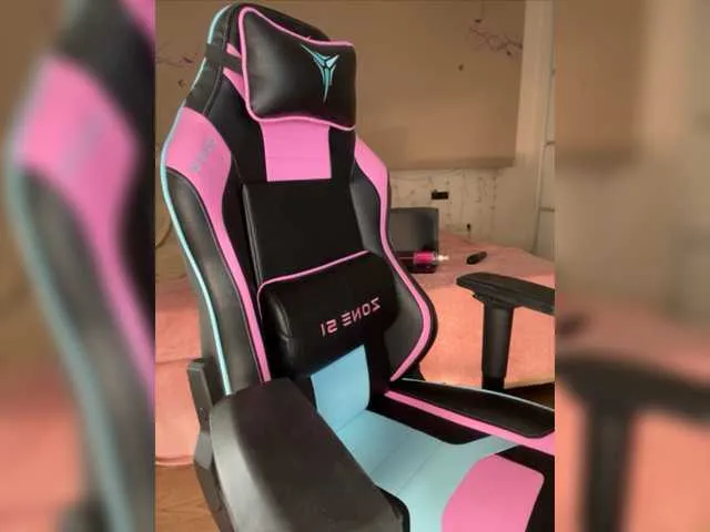 Live sex webcam photo for BloomJuliette #275440256