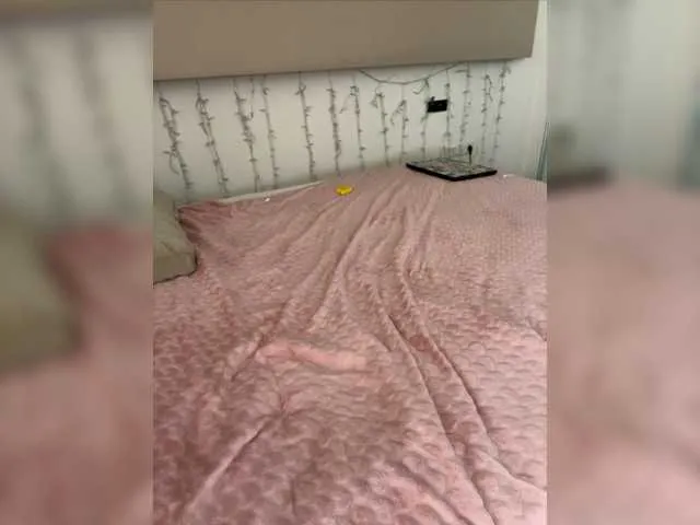 Live sex webcam photo for BloomJuliette #275606285