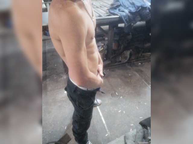 Live sex webcam photo for Bolt400 #274665394