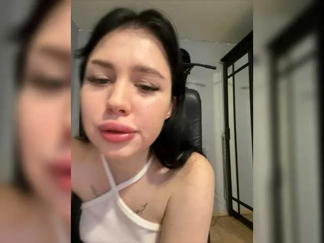 Live sex webcam photo for Boltushka-Anyuta #276982627