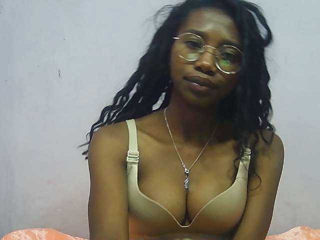 Live sex webcam photo for Brendah1 #276383497