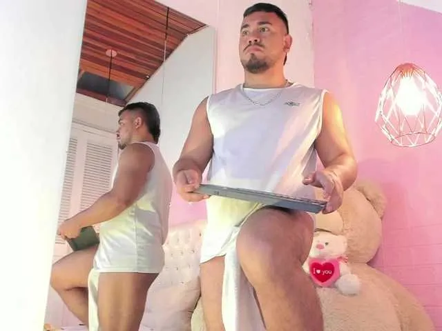 Live sex webcam photo for BrianMalonee #290718403
