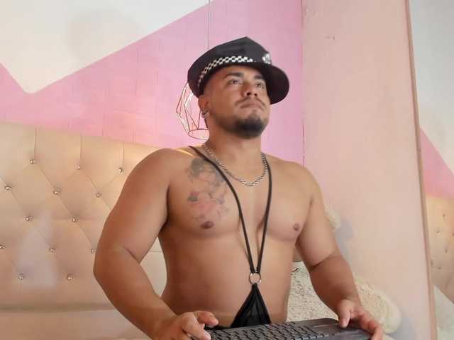 Live sex webcam photo for BrianMalonee #291326451