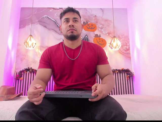 Live sex webcam photo for BrianMalonee #292175567