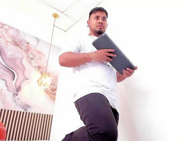 Live sex webcam photo for BrianMalonee #292227631