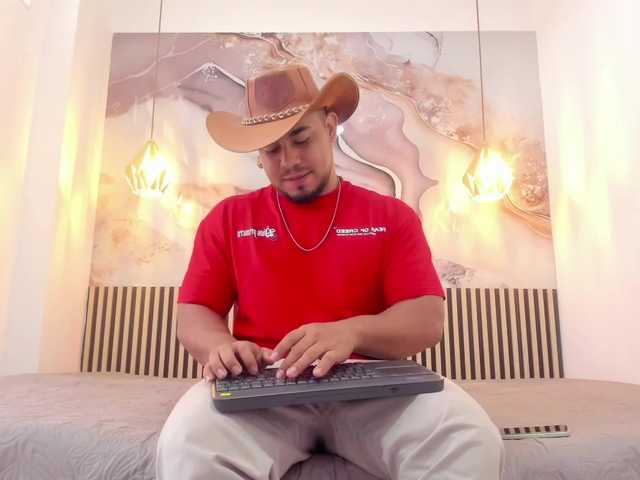 Live sex webcam photo for BrianMalonee #292354407