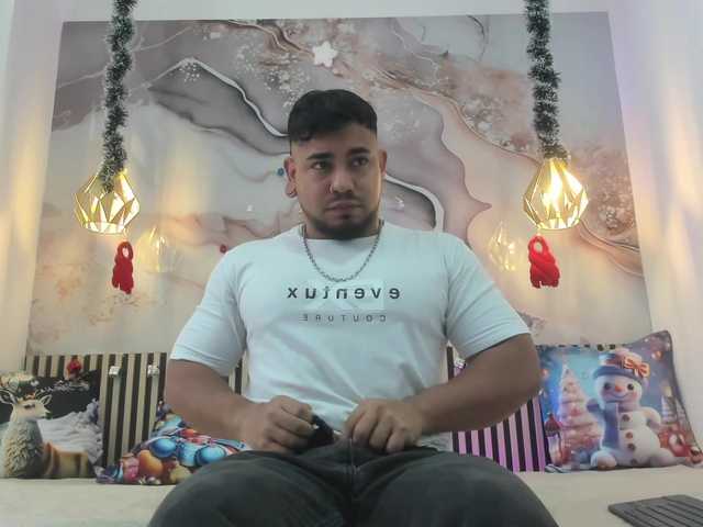 Live sex webcam photo for BrianMalonee #292415244