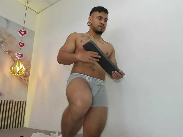 Live sex webcam photo for BrianMalonee #293925203