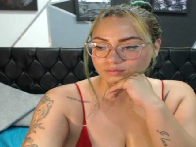 Live sex webcam photo for CAMILA-MILF #274779329