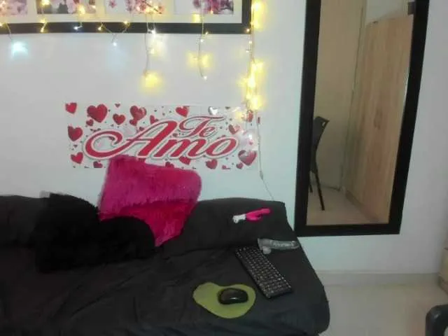 Live sex webcam photo for CARO18 #272587728