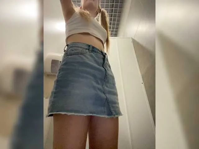 Live sex webcam photo for CEOsexKISS #274114743