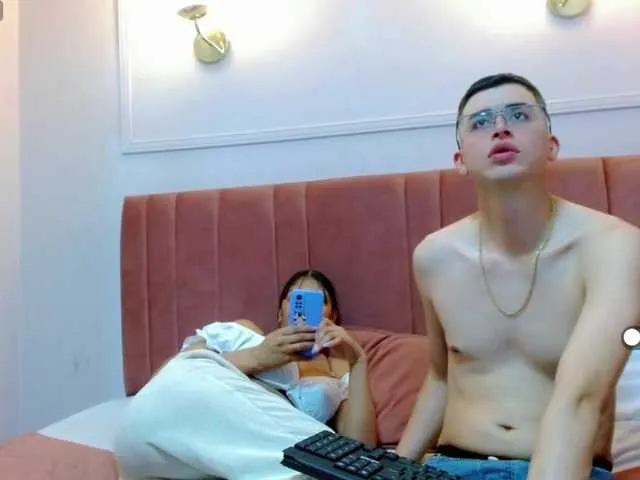 Live sex webcam photo for COUPLECUMBONNY #278045109