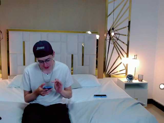 Live sex webcam photo for COUPLECUMBONNY #289804083