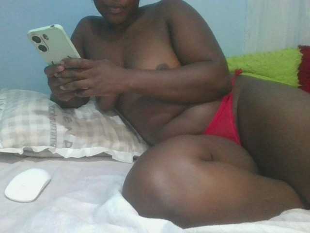 Live sex webcam photo for CURVY-EMORY #278129407