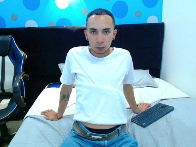 Live sex webcam photo for Camiloo19-1 #277434079