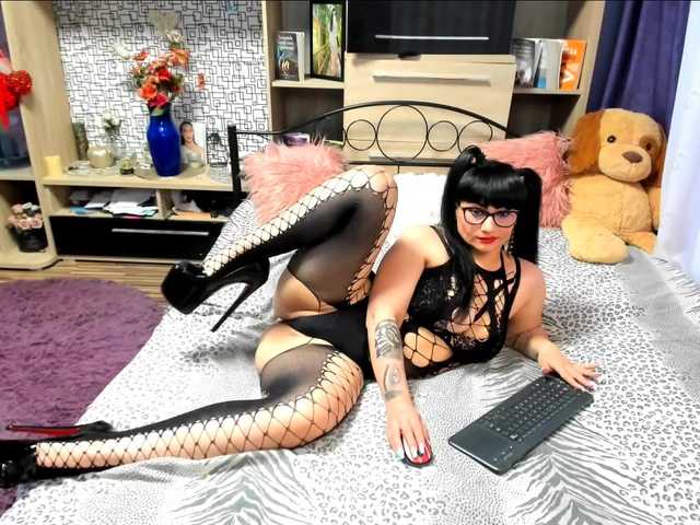 Live sex webcam photo for CandyBigbooty #273752712