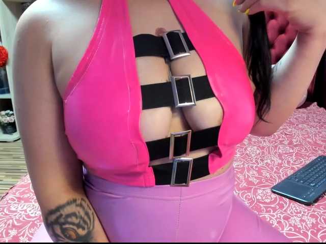 Live sex webcam photo for CandyBigbooty #274200623