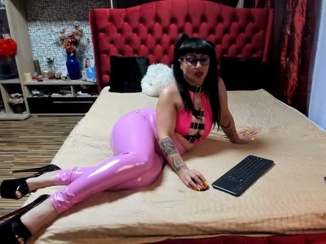 Live sex webcam photo for CandyBigbooty #274272946