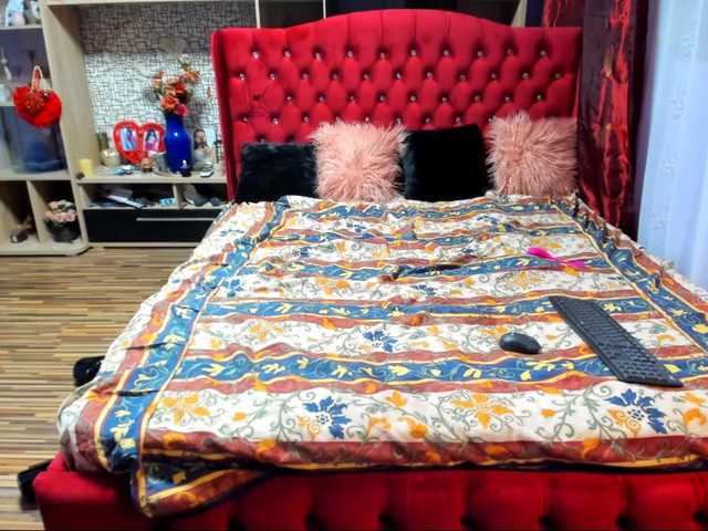 Live sex webcam photo for CandyBigbooty #274584980