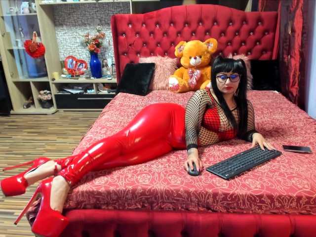 Live sex webcam photo for CandyBigbooty #274625317