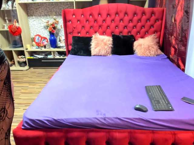 Live sex webcam photo for CandyBigbooty #274668246