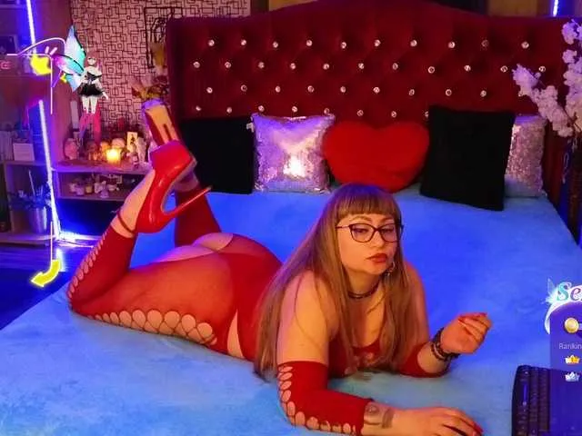 Live sex webcam photo for CandyBigbooty #290862919