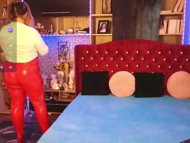 Live sex webcam photo for CandyBigbooty #291675376