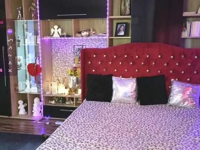 Live sex webcam photo for CandyBigbooty #291837297