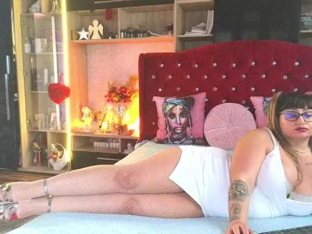 Live sex webcam photo for CandyBigbooty #293514993