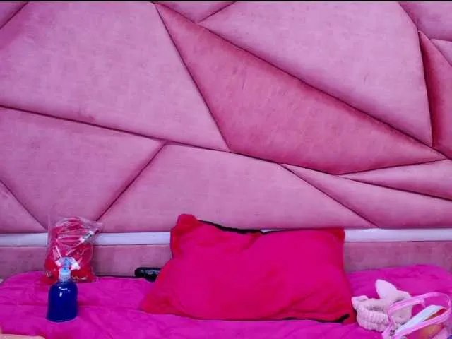 Live sex webcam photo for CandyBron #278060824