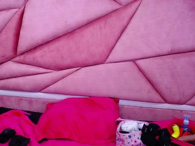 Live sex webcam photo for CandyBron #278124969