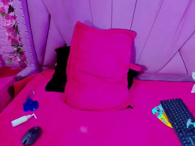 Live sex webcam photo for CandyBron #290681712