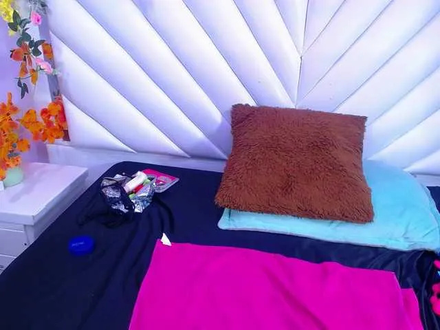 Live sex webcam photo for CandyBron #290777596