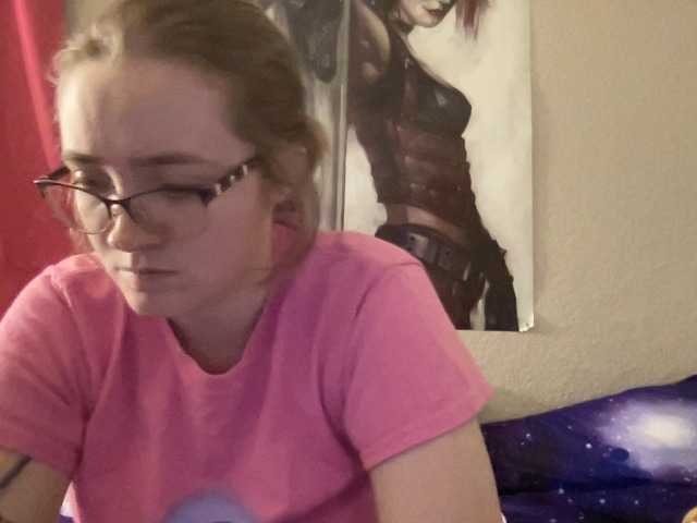 Live sex webcam photo for CandyBurger21 #272250332