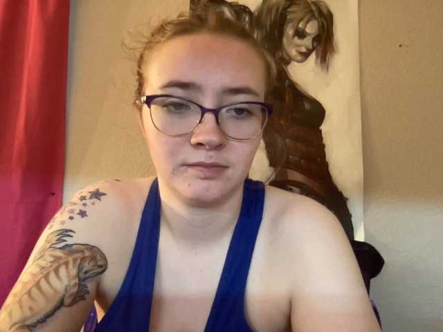 Live sex webcam photo for CandyBurger21 #272491782