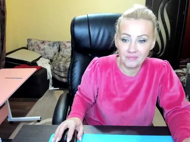 Live sex webcam photo for CandyHellenx #290175097