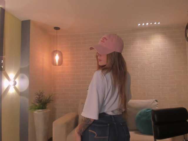 Live sex webcam photo for CarlaBrunni #292382866