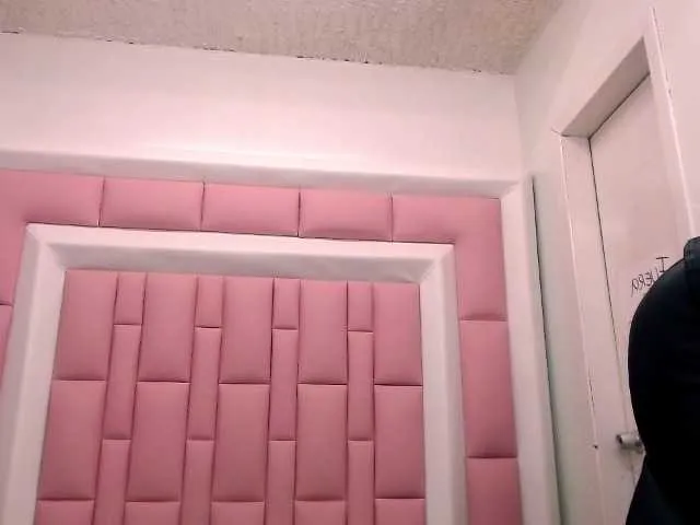 Live sex webcam photo for CarlotaWee #272555278