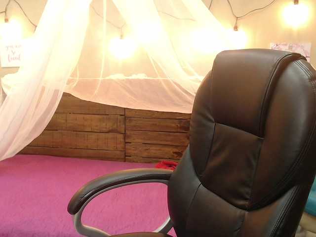 Live sex webcam photo for CarlotaWee #273934017