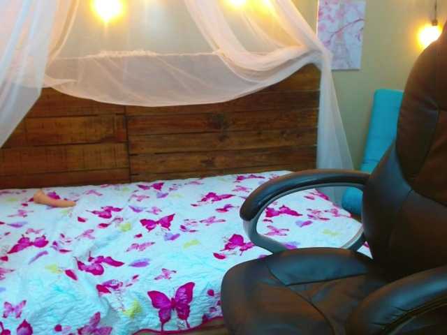 Live sex webcam photo for CarlotaWee #274362458