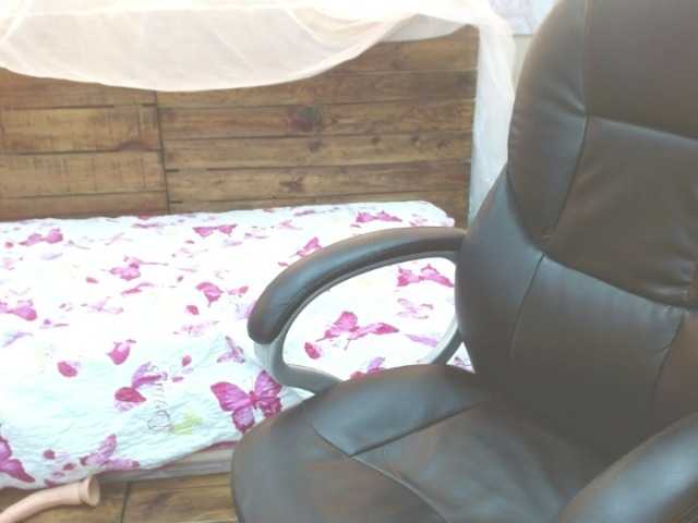 Live sex webcam photo for CarlotaWee #274442237