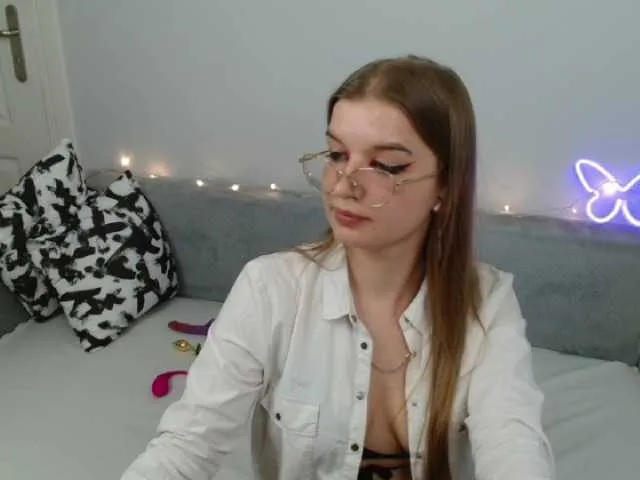 Live sex webcam photo for CarmenParks #275465295